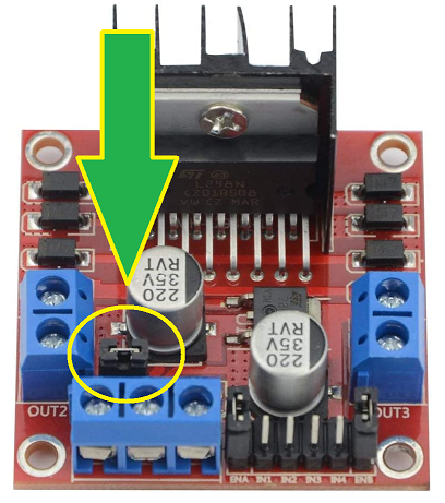 Placa L298N con regulador de voltaje señalado.